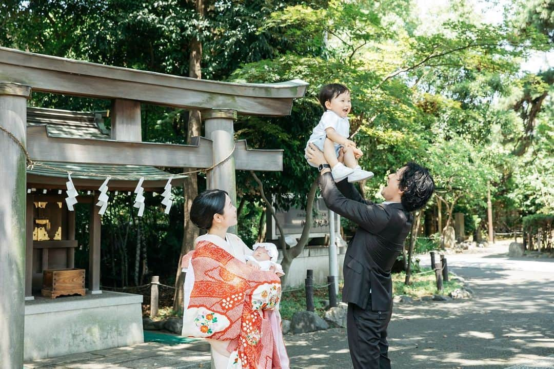 田中響子さんのインスタグラム写真 - (田中響子Instagram)「生後1ヶ月と4日、お宮参り。  誰が主役かわからない写真だけど 息子が楽しそうでお気に入りの一枚。  素敵な写真をたくさん撮っていただけたので 少しupさせてください🌿」8月26日 23時20分 - coco.golf