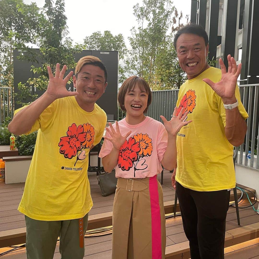 小林拓一郎のインスタグラム：「24時間テレビ、豊川のサテライト会場でMCしておりました。  母校（豊川南中）の大先輩、ギャオス内藤さんとは実は初対面。  ステージ上はもちろん、楽屋でもめちゃくちゃ盛り上げてくださって、とっても兄貴肌で素敵な大先輩です❕  そして、シーホース三河で始球式もやってくださったことがある登坂絵莉さん。  二度目まして。  全てのことにとっても真摯に対応してくださるから、こちらも調子に乗ってなんでも聞いてしまうんですが、全部ちゃんと受け止めてくださり、お答えくださる方です。  このお二人と、また現場のスタッフの方々と臨機応変に対応していくステージがとても楽しかったです😊  たくさんのご来場、ありがとうございました❕❕  #24時間テレビ」