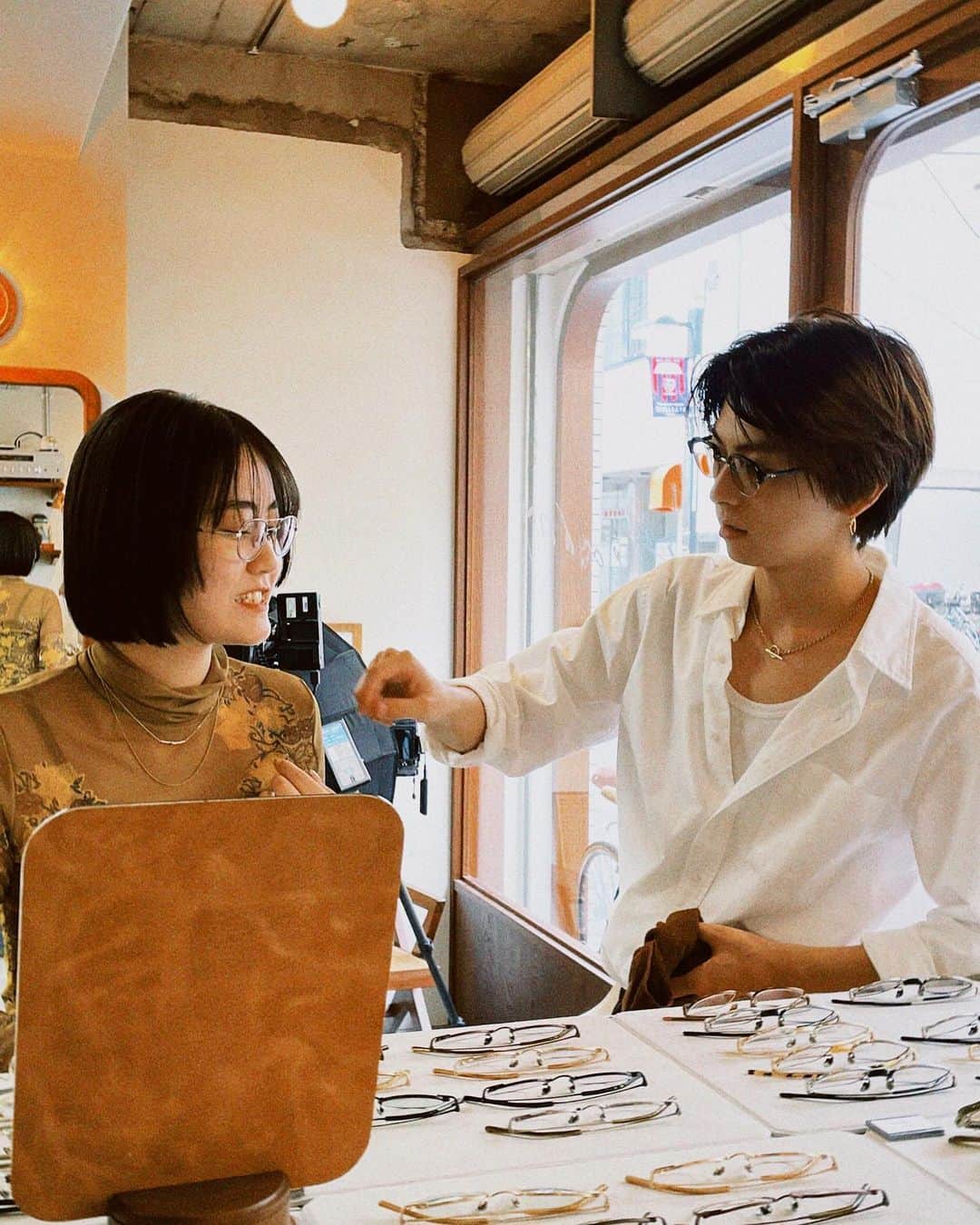 伊藤 竜さんのインスタグラム写真 - (伊藤 竜Instagram)「嬉しすぎる再会と、嬉しすぎるメガネ。 @owltecyuki  @fujiki_kumagai   スタッフもお客様もみんな笑顔でした。  9月3日までやっておりますので是非とも。」8月26日 23時23分 - ryuu.i