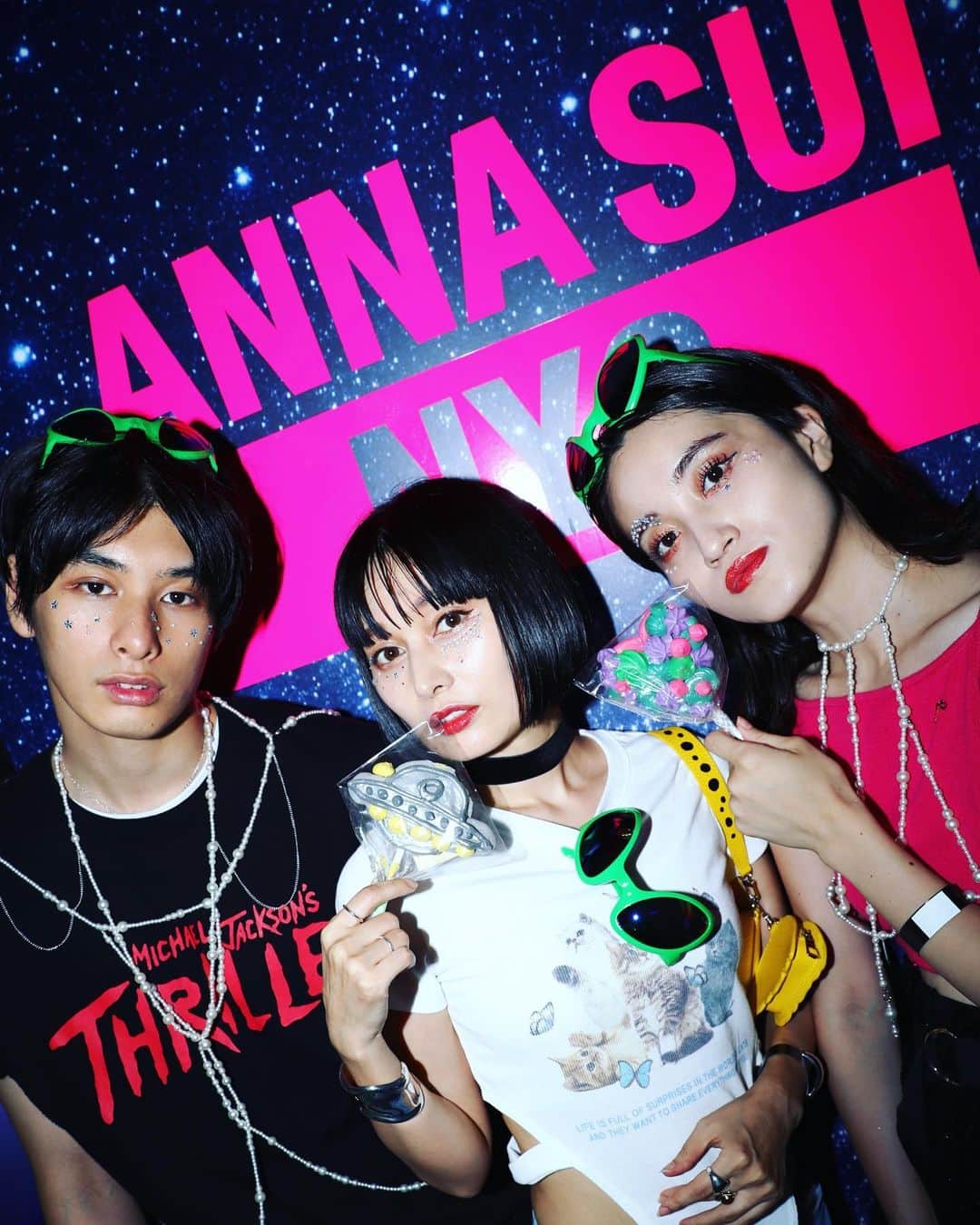 佐藤乃莉のインスタグラム：「@annasuinyc  のLaunch party へ 👽🚀🟢💘🟢🚀👽🟢🚀👽  久しぶりの実弟　@ruiruirui0820   といつも仲良し💕竹と！　@takezaki_ayaka   🟢🚀👽💘🟢🚀👽💘🟢  Pop でcuteでcool なデザインの お洋服にピッタリのパーティー🎉 アメスリとかミニスカート可愛いかったなー😍💗  #annasuinyc #party#japan#東京#原宿」