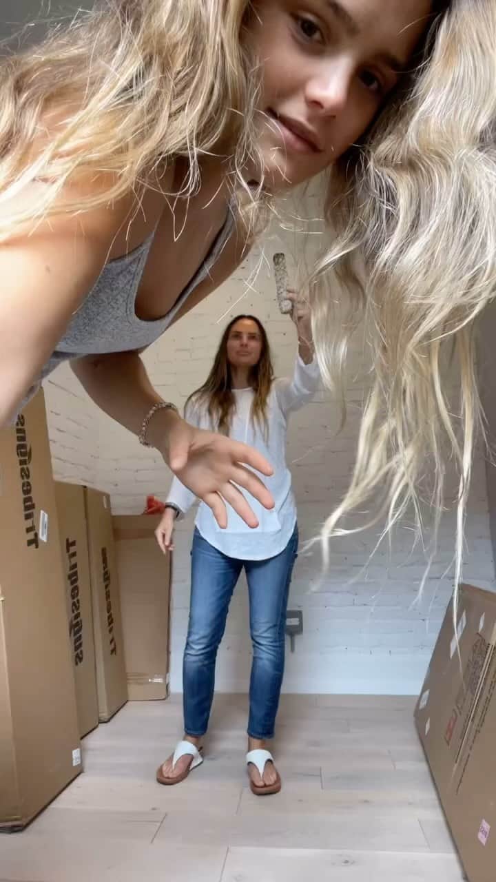 ガブリエル・アンウォーのインスタグラム：「Smudging @paisleyverea New York apartment, Mama style. @shareefmalnik」