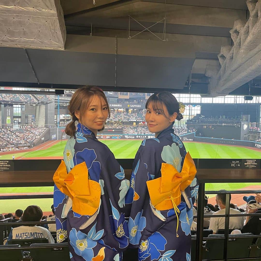 鈴木まりやのインスタグラム：「先日お友達と2人でお揃いのファイターズの浴衣を着てエスコンフィールドへ行ってきました🎵  この日は楽天戦で郡司選手のホームランが2本も見られちゃいました👏  そして新垣勇人さんのキッチンカー カキランド　@kakiland.dream にまたもやお邪魔しました⭐️  暑かったんだけど、バナナジュース飲んだら涼しくなりました😌 また行かせていただきます🎵  今年は沢山浴衣着れた〜っ  プライベートなこと載せてないことまだまだあるからまたアップしますー🫶  #ファイターズ浴衣 #浴衣女子 #エスコンフィールド #lovefighters #日ハム女子 #カキランド」