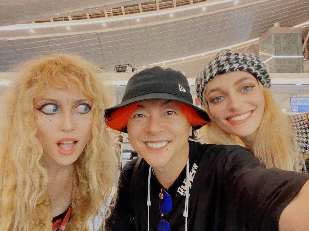淳士のインスタグラム：「⁡ The Soap Girls💃💃 ⁡ 空港に見送りに行ってきた🛫 ⁡ ⁡ ⁡ なんか一年も経たずにまた会える気がするʕ•̫͡•ʕ*̫͡*ʔ•͓͡•ʔ-̫͡-( ｰ̀∀ｰ́ʕ•̫͡•ʔ ⁡ ⁡ ⁡ 楽しみ🍊👍✨ ⁡ ⁡ ⁡ そう言えば僕が描いたミリーの絵、サムがすげ〜気に入っててジワ😆 ⁡ ⁡ ⁡ ⁡ #TheSoapGirls #Mille #Mie #Sam ⁡」