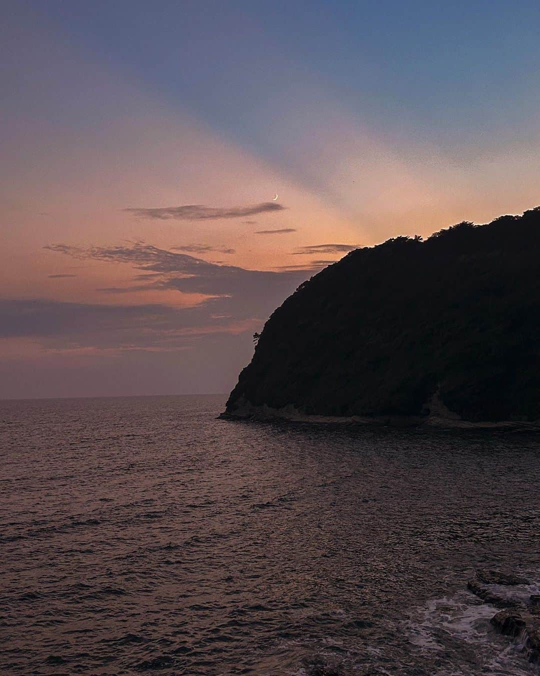 akikoのインスタグラム：「夕暮れの空の配色がとても好き。 ずっと眺めていたい  Photo by @naito_ching」