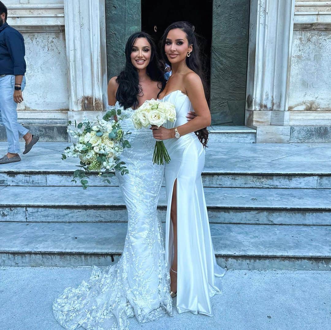 Carli Bybelさんのインスタグラム写真 - (Carli BybelInstagram)「Had the honor of standing by @monnymoves &  @vin_cenz0 side at the most beautiful wedding in #positano last week. I love you both more than words could ever express!! I wish you two a lifetime of all the love, fun & happiness you both deserve. Blessed to have you in my life & i can’t wait to see what your future holds🥹 Cheers to the two of you!!!! ❤️🇮🇹💋」8月26日 23時34分 - carlibel