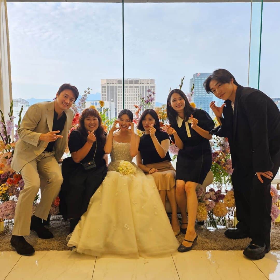 ナム・ボラのインスタグラム：「우리 차클 막내 하은이 결혼식❤️  너무 이쁘고 착한 하은이가  결혼을 했어요!  오늘 누구보다 아름다웠던 하은이💕 결혼 너무 축하하고! 덕분에 사랑하눈 차클 식구들도 보고🥰 즐거웠던 하루💖」
