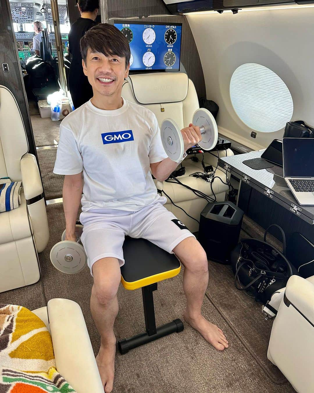 熊谷正寿さんのインスタグラム写真 - (熊谷正寿Instagram)「ブダペストへ向かう機上✈️恐らく世界一高い場所でトレーニングしてる人なうw  世界陸上・男子5000メートル決勝🏃‍♂️僕がケニアまで行って口説いて来たGMOのジャコブ・クロップ選手が走ります🏃‍皆さま応援よろしくお願いします！  詳しくは↓ athletes.gmo.jp/news/5311/  #ブダペスト世界陸上 #GMOインターネットグループ #GMOインターネットグループ陸上部 #gulfstream #gulfstreamg650  #privatejet #gym」8月26日 23時29分 - masatoshi_kumagai