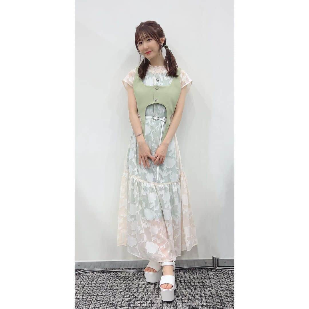 日高里菜のインスタグラム：「⁑  朝早く &暑い中！SAOゲーム攻略会議2023 ありがとうございました！  4ステージ登壇させていただきました！  皆さんと直接お会いするのは久々だったので とても楽しみにしていましたが お祭り感、フェス感があってやっぱりいいね✨  10周年の歴史を振り返ったり、これからのことを話したり まだまだ皆さんと楽しめることが続いていくって とてもワクワクしますよね☺️  SAO愛がすごくて、楽しいことならやっちゃうぞ！っていう 素敵なスタッフさん方ばかりなので！(笑) これからもゲームやアプリもよろしくお願いします🙇‍♀️  個人的には礫チャン初の公開イベントができたのが とっっても嬉しかったです(*ﾟ▽ﾟ*)！！  また礫チャンイベントやろうねっ！！  今回は風神シリカを意識した衣装で✨ 先生から誕生日プレゼントでいただいた髪飾りも！ とってもお気に入りです！  #SAOゲーム攻略会議2023 #SAO」