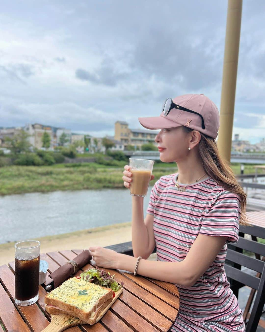 菊池かなこさんのインスタグラム写真 - (菊池かなこInstagram)「鴨川沿いにある #KAWACAFE 💟  鴨川沿いって川床の料亭ばっかりだと 勝手に思っていたけど、、 こんなに気軽でおしゃれな川床カフェがあるなんて🫢💕  何軒か候補はあったけど、 決めては猫ちゃんがいるということ🐱  会えたのは屋根裏から突然現れた一瞬だけだったけど🤣  カワサギちゃん🕊が遊びに来ることもあるみたい！  川床の席座れてラッキーだった✨  料理もとても美味しく居心地最高でした💟  #canana_kyoto 　　　  ❁.｡.:*:.｡.✽.｡.:*:.｡.❁.｡.:*:.｡.✽.｡.:*:.｡.❁.｡. 　　  🍽KAWA CAFE 📍京都府京都市下京区木屋町通松原上ル美濃屋町176-1 🚶‍♀️ 河原町駅、祇園四条駅、清水五条から徒歩8分 📲 075-341-0115 　　　　  *.:･.｡**.:･.｡**.:･.｡**.:･.｡**.:･.｡** #kawacafe#かわカフェ#鴨川カフェ#鴨川沿い #鴨川カフェ#京都猫カフェ#京都カフェ巡り #kyoto#kyotojapan#kyototrip#kyotocafe#kyototravel #kamoriver#東京女子部」8月26日 23時32分 - canana_kanako