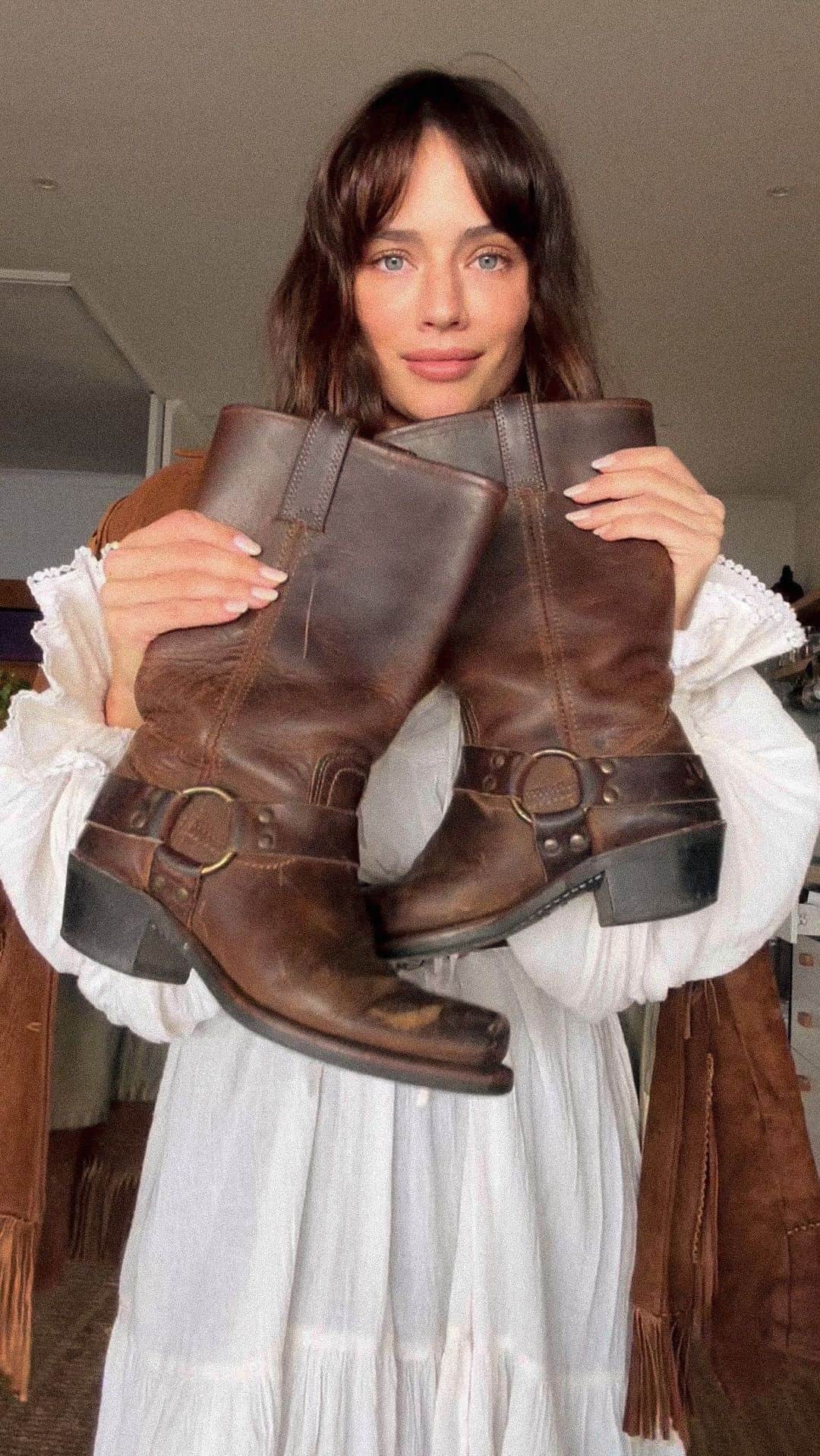 Jessicaのインスタグラム：「Who else loves an old pair of boots? (Even if they are a size too big)   Dress: @nalini_shop  Jacket:  not sure on the brand but you can find similar on DEPOP for sure Boots: they are vintage Frye boots, I have found similar on DEPOP, Vestiaire Collective and eBay   I’m wearing thermal tights underneath my dress as it’s still pretty cold here!  #ootd #boots #vintageboots #vintagejacket」