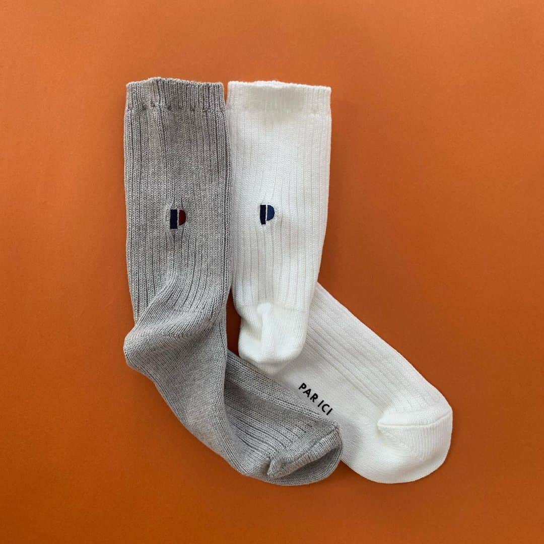 parici_officialのインスタグラム：「. 🧦🧦🧦  刺繍入りソックスもできました！ PAR ICIのP。よく見ないとわからないけど、しっかり主張していますよ。 自分にしかわからない感じ、いいですよね✌️ こちらもコンプリートを！！  [PAR ICI] ・50-01-CU-001-23-2 P刺繍ソックス ¥2,420  #parici #定番 #靴下 #刺繍入り #ワンポイント #🧦」