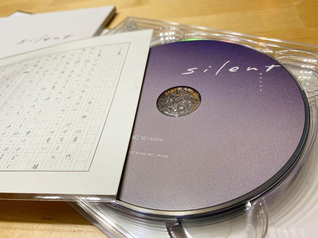 村瀬健さんのインスタグラム写真 - (村瀬健Instagram)「「silent」Blu-ray&DVD、発売になりました❗️早くも嬉しい感想をたくさんたくさん頂き、感謝しかないです。オンエア時と同じ想いと情熱を込めてキャストスタッフみんなで作り上げました。再編集し直した本編も、特典も…じっくり楽しんで頂けたら本当に嬉しいです❄️  #silent #川口春奈 #目黒蓮 #SnowMan #鈴鹿央士 #桜田ひより #板垣李光人 #夏帆 #風間俊介 #篠原涼子 #ヒゲダン」8月26日 23時41分 - kenmurase