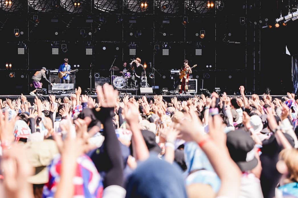 三原健司さんのインスタグラム写真 - (三原健司Instagram)「「秋からのワンマンツアーはこの曲にこういった演出を入れてアレンジはこうで……」RUSH BALL 終わり大阪→東京の新幹線に乗りながらもう未来のことを考えている俺  先日発表があった通り、声帯ポリープ手術の為9月から約1ヶ月半ほどお休みをいただきます。  でも急に発症した訳ではなくだいぶ前からこの症状とは付き合っておりました。実はコロナ禍よりももっと前。  「要は声帯がぴっちり閉まれば問題ないってこと？鍛えれば解決やん」という安易な考えから体重を増やし鍛えたり発声の質を変えたりすることで自分の声帯をコントロールしつつお医者さんとベストな切除タイミングを探りながら過ごす日々。この辺からあんまお酒も呑まんくなったな。  2023年に入り、少しずつ2daysワンマンの疲労の蓄積や環境の変化(乾燥や花粉症など)が喉への負担が重くのしかかるようになり、治りも少し遅くなってきたのを感じたので根本の原因であるポリープを切除しましょう。という話に至りました。  これからもっと長い時間をかけて付き合っていく自分の喉、そして声。  ここまではやれる事全部やったのであとはしっかり手術して肉体も精神も共に休めてから次に進もうと思います。  メンバーにもスタッフにも周りの友達や先輩にもかなり相談して周りに支えられてこの決断に至っています。恩返しは自分の元気な姿やろな。いや、それ以上やな。まかせろ。  なんかやりたい事もっと気ままにやろー 俺は俺だ 皆様ちょっとお時間かけますが三原健司に期待してお待ちいただけると嬉しいです それでは」8月26日 23時41分 - miharakenji