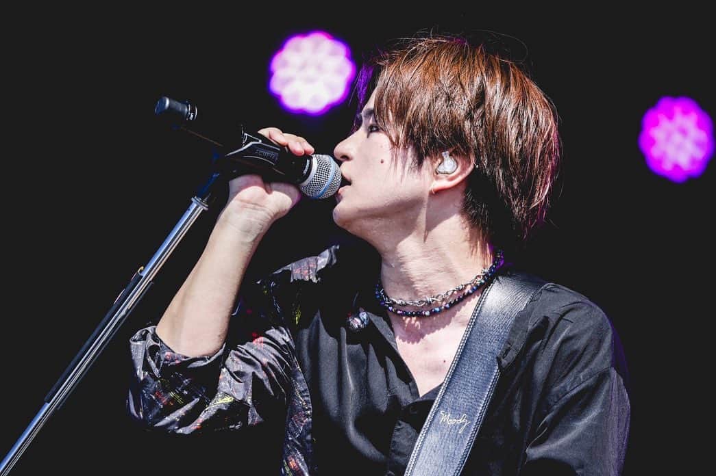 三原健司さんのインスタグラム写真 - (三原健司Instagram)「「秋からのワンマンツアーはこの曲にこういった演出を入れてアレンジはこうで……」RUSH BALL 終わり大阪→東京の新幹線に乗りながらもう未来のことを考えている俺  先日発表があった通り、声帯ポリープ手術の為9月から約1ヶ月半ほどお休みをいただきます。  でも急に発症した訳ではなくだいぶ前からこの症状とは付き合っておりました。実はコロナ禍よりももっと前。  「要は声帯がぴっちり閉まれば問題ないってこと？鍛えれば解決やん」という安易な考えから体重を増やし鍛えたり発声の質を変えたりすることで自分の声帯をコントロールしつつお医者さんとベストな切除タイミングを探りながら過ごす日々。この辺からあんまお酒も呑まんくなったな。  2023年に入り、少しずつ2daysワンマンの疲労の蓄積や環境の変化(乾燥や花粉症など)が喉への負担が重くのしかかるようになり、治りも少し遅くなってきたのを感じたので根本の原因であるポリープを切除しましょう。という話に至りました。  これからもっと長い時間をかけて付き合っていく自分の喉、そして声。  ここまではやれる事全部やったのであとはしっかり手術して肉体も精神も共に休めてから次に進もうと思います。  メンバーにもスタッフにも周りの友達や先輩にもかなり相談して周りに支えられてこの決断に至っています。恩返しは自分の元気な姿やろな。いや、それ以上やな。まかせろ。  なんかやりたい事もっと気ままにやろー 俺は俺だ 皆様ちょっとお時間かけますが三原健司に期待してお待ちいただけると嬉しいです それでは」8月26日 23時41分 - miharakenji