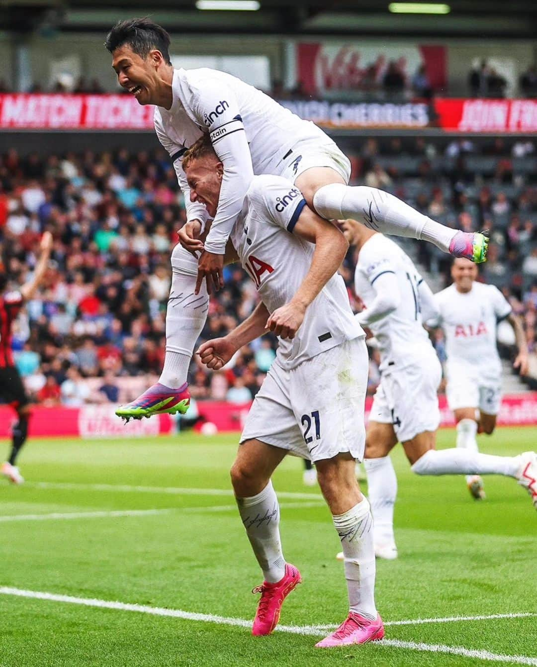 ソン・フンミンさんのインスタグラム写真 - (ソン・フンミンInstagram)「Feeling gooood!! Fun game, good performance from the boys and away support you were amazing. I hope you all have a nice bank holiday weekend 😁 @madders 🎯 #COYS」8月26日 23時41分 - hm_son7