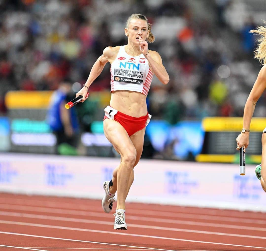 Patrycja WYCISZKIEWICZのインスタグラム：「Nie śpimy.  🔥LECIMY 🔥 19.55 eliminacje sztafet 4x400m K! Trzymajcie kciuki za nas!  @marikapopowicz @alicja_wronakutrzepa @aleksandraformella @nataliaakaczmarek  #relay #wabudapest23 #track #raceday」