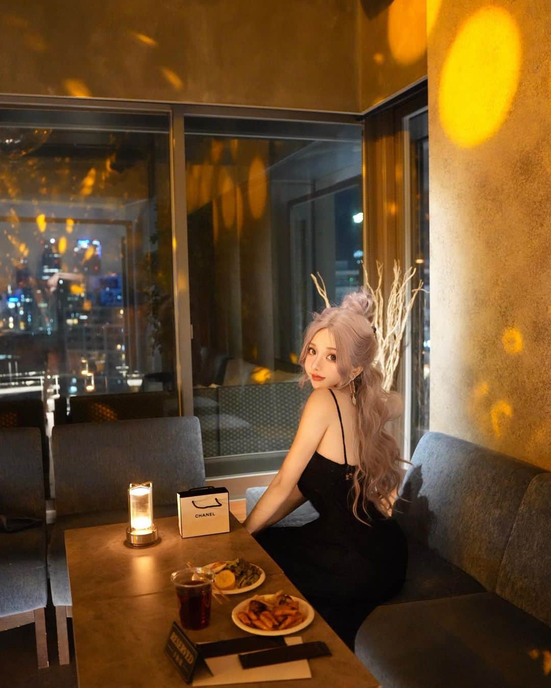 くまくまくまのインスタグラム：「・ くまから伝える前に、たくさ誕生日お祝い送ってくれてるたくさんの方々ありがとうございます♡  普段から支えていただいてくまはいつも幸せもの☺️♡  これからももっと素敵な自分になるよう頑張るぞ💪✨  まさか今年の誕生日は「soak」さんの1周年だったw  楽しかった🎵  Happy birthday to me🎂✨  #誕生日#birthday#birthdaycake#インスタ映え#hbd#誕生日写真#誕生日会#誕生日祝い#大人かわいいスタイル#夜撮影#soak#渋谷カフェ#渋谷#表参道カフェ#表参道#ナイトプール#夜カフェ」