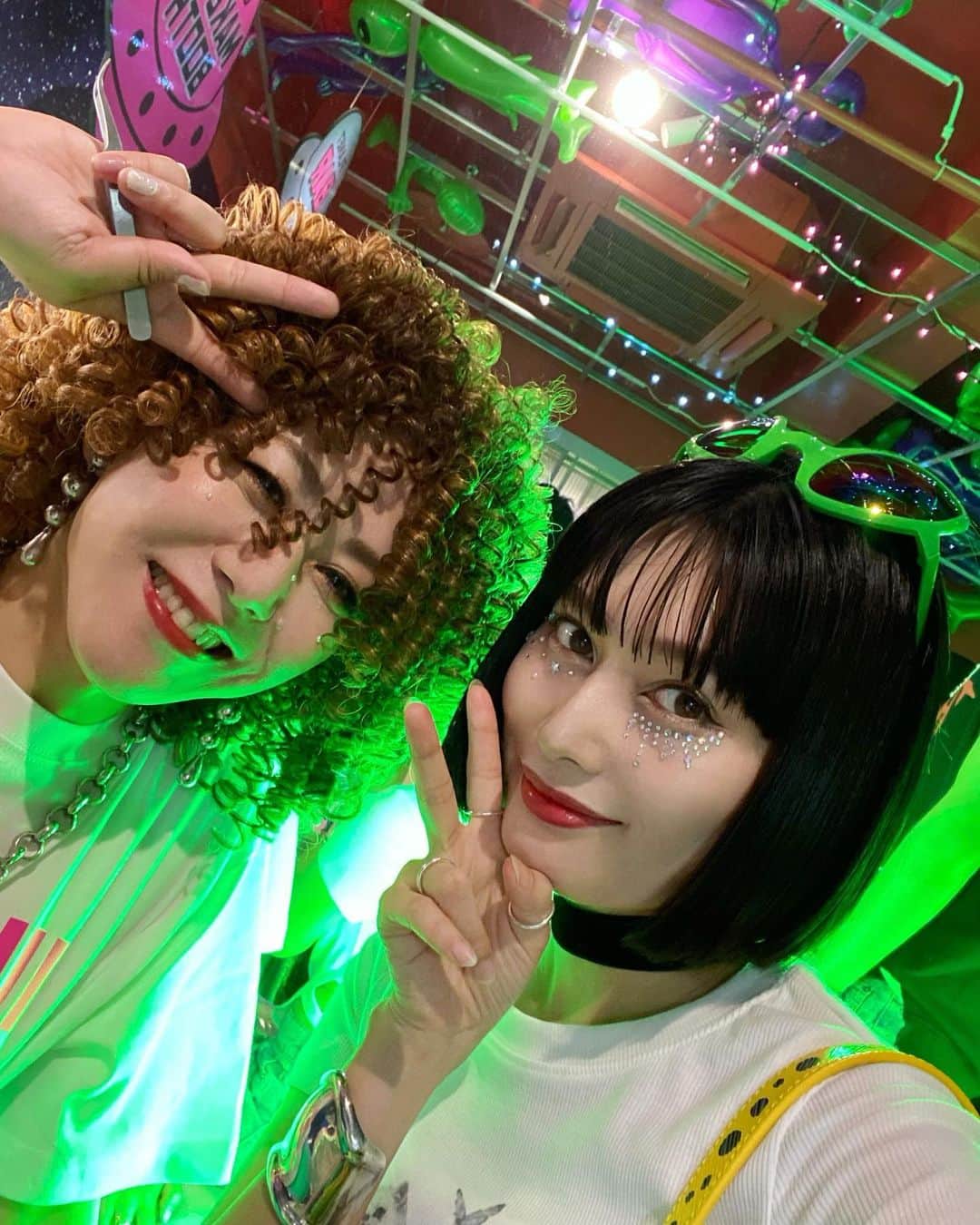 佐藤乃莉のインスタグラム：「久しぶりに会えて嬉しい🥺💕 マミさん🪐🎉 @hairmakeup.mami  にとっても可愛いキラキラ 付けてもらいました😍✨ 👏💘✨  #annasuinyc #harajuku #party」