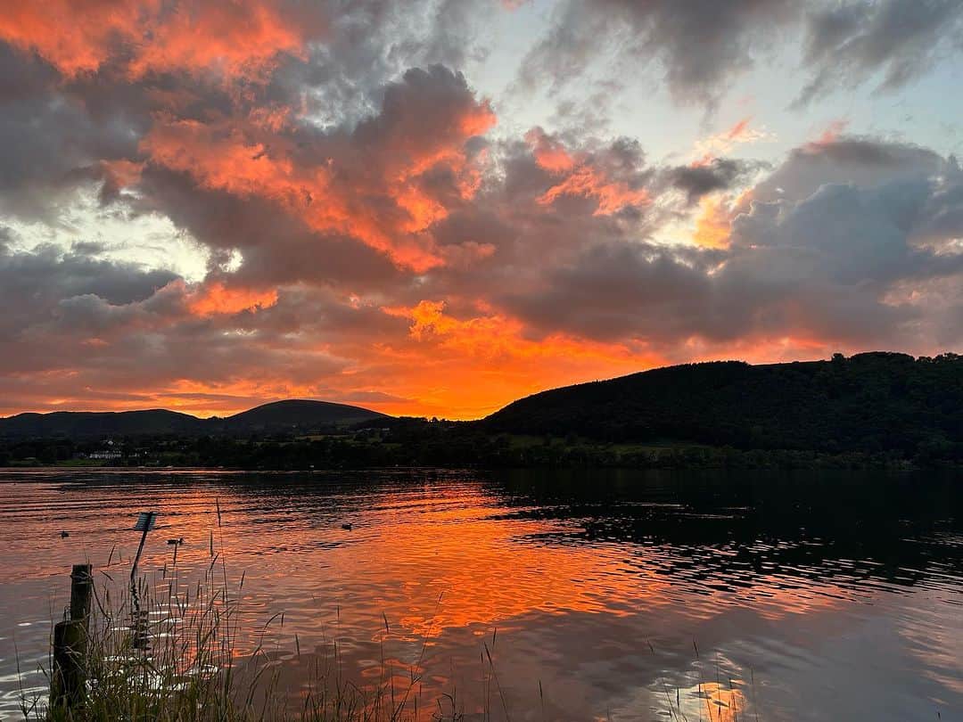 ヘレン・スケルトンのインスタグラム：「❤️🏊‍♀️🗻🌲 So much easier to keep everyone entertained when the sun is shining. Hard to believe this was only this week, hope you’ve got your brolly out today! Stay dry… if you can 🤣🏊‍♀️ #summer #august #bankholiday #schoolholidays」