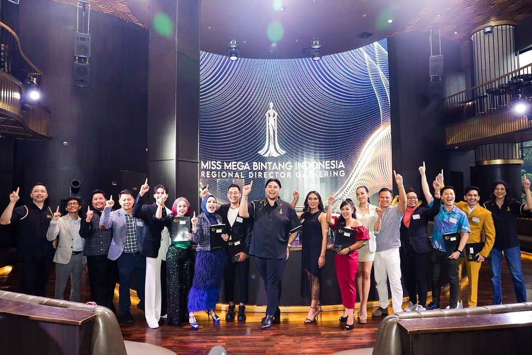 Ivan Gunawanさんのインスタグラム写真 - (Ivan GunawanInstagram)「We are very happy to have the Regional Director from 9 provinces for Miss Mega Bintang Indonesia 2024 & 2025 :  • North Sumatera : @missbarbiecia • Kepulauan Riau : @carloafriadi  • South Sumatera : @nikoucorlank • Banten : @gerinofers  • West Java : Mochammad Daffa Gartiwa Putra • Central Java : @ramabudisetyo  • D.I. Yogyakarta : @thresiatika  • East Java : @pageantcrownwarriors  • Bali : @ramabudisetyo   May we walk together hand in hand to make Indonesia proud with more Regional Directors that have the same vision  Thank you @jeevesindonesia @golddragon.bar @ivangunawan_cosmetics @redberrymakeupofficial  @denny_opulence   #YayasanDuniaMegaBintang #MissMegaBintangIndonesia #MMBI #TimeToShine」8月26日 23時49分 - ivan_gunawan