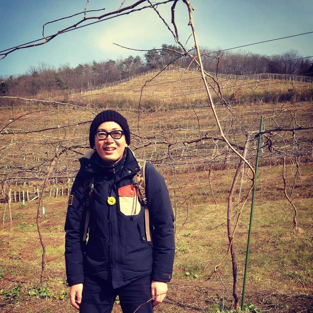 ひぐち君さんのインスタグラム写真 - (ひぐち君Instagram)「北海道新聞にて コラム 【余市町ワイン大使のひぐち君です】 を月1連載させて頂いております📰 第15回目は　 "人の心を動かす１杯" について書かせていただきました✏️ ぜひご覧くださいませ🍷🍷 #ココファームワイナリー  #カーブドキキ  #日本ワイン 🇯🇵 #japanesewine #vinjaponais  #일본와인 #日本葡萄酒  #wine #vin #vino #wein #vinho  #와인 #葡萄酒 #ワイン #余市町ワイン大使 🍷 #北海道新聞 📰 北海道新聞デジタル↓ https://www.hokkaido-np.co.jp/article/898863/ #髭男爵ひぐち君の語る日本ワインサロン 🥂 https://amzn.to/3DBTsSl #ひぐち君の日本ワイン会  https://bit.ly/2KJ9DQy」8月26日 23時57分 - higehiguchi