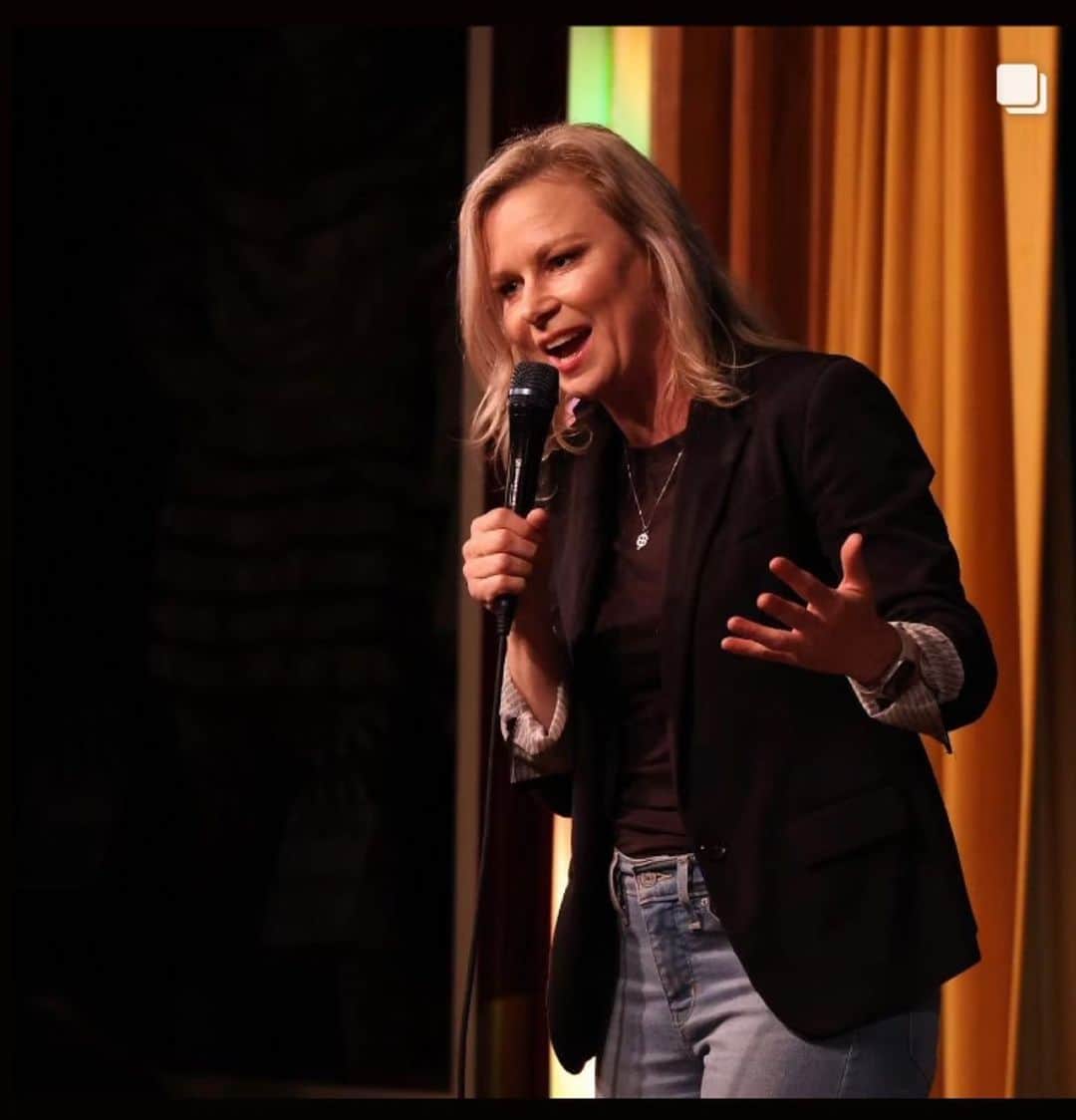 メアリー・リン・ライスカブのインスタグラム：「LINK IN BIO Bethesda MD, NY NY, Lexington KY, Rosemont IL, Sacramento CA, Springville UT Thanks @comedyandmagicclub for keeping me on my best behavior Happy Saturday #blazer #laughter #comedy #standup #actor #hermosa #comedyandmagicclub」