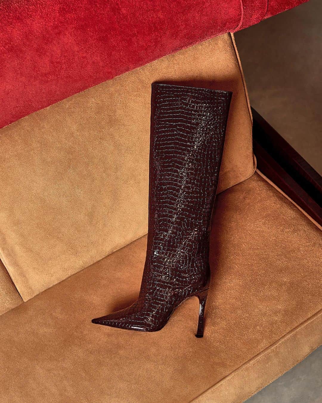 アレキサンドレバーマンのインスタグラム：「Get to know the Kyra boot, expertly crafted with a point toe and sculptural stiletto heel.  #BirmanFall23」
