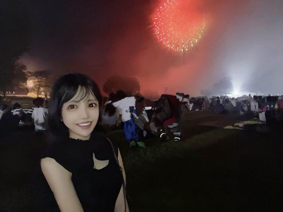 めあり(みい)のインスタグラム：「5年ぶりくらいに花火見に行ったなぁ🥹🎇 ・ ・ #花火#花火大会#お祭り#夏休み#夏祭り#出店#屋台グルメ #お出かけ#旅行#プチ旅行#夏の終わり#セルフィー#コーデ」