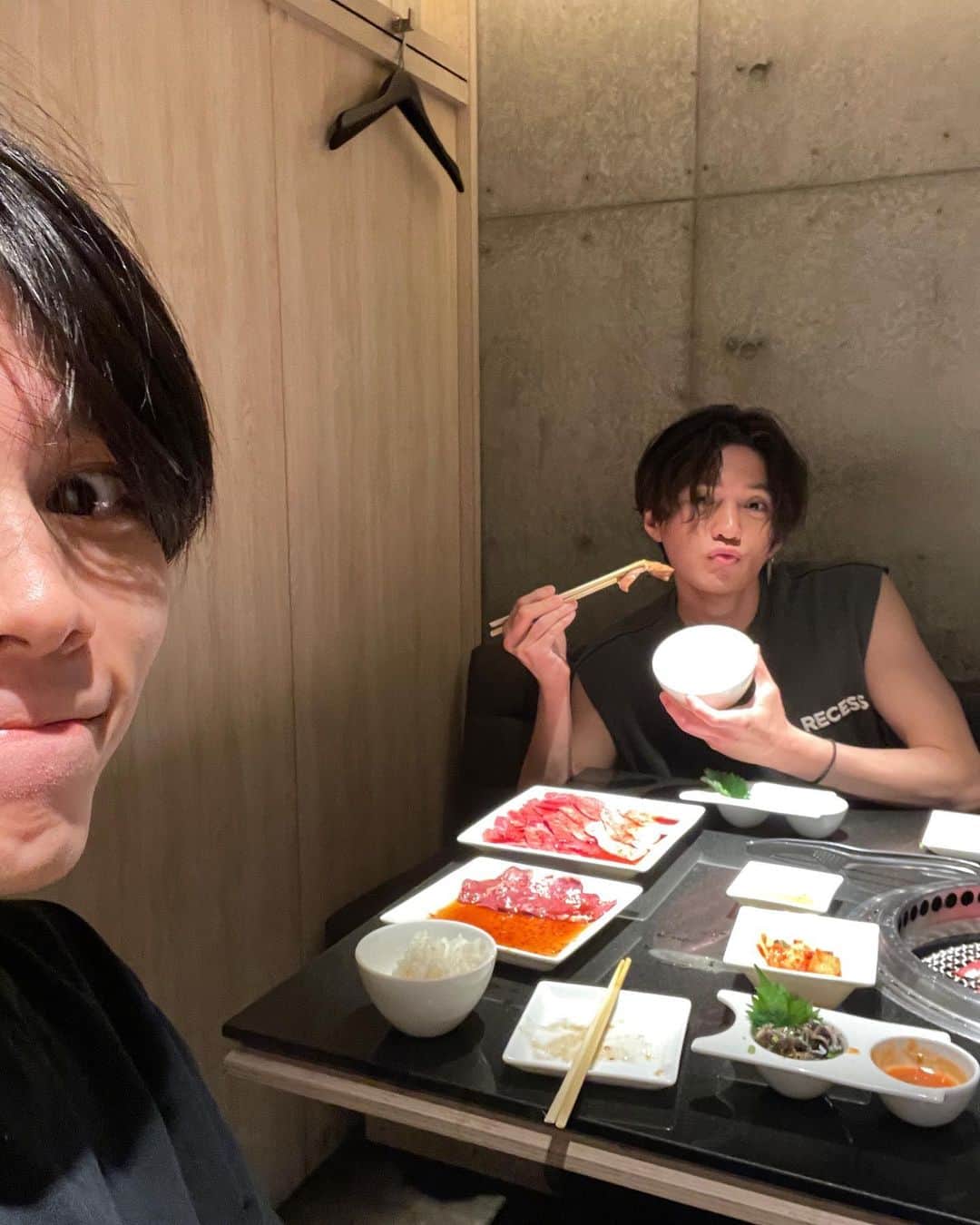 のインスタグラム：「FANTASTICSさんのライブに行ってきました。  ゆうせいに久々に会いました。  近況報告しました。  今日も旗ブンブン振りました。  #野良スティックス」