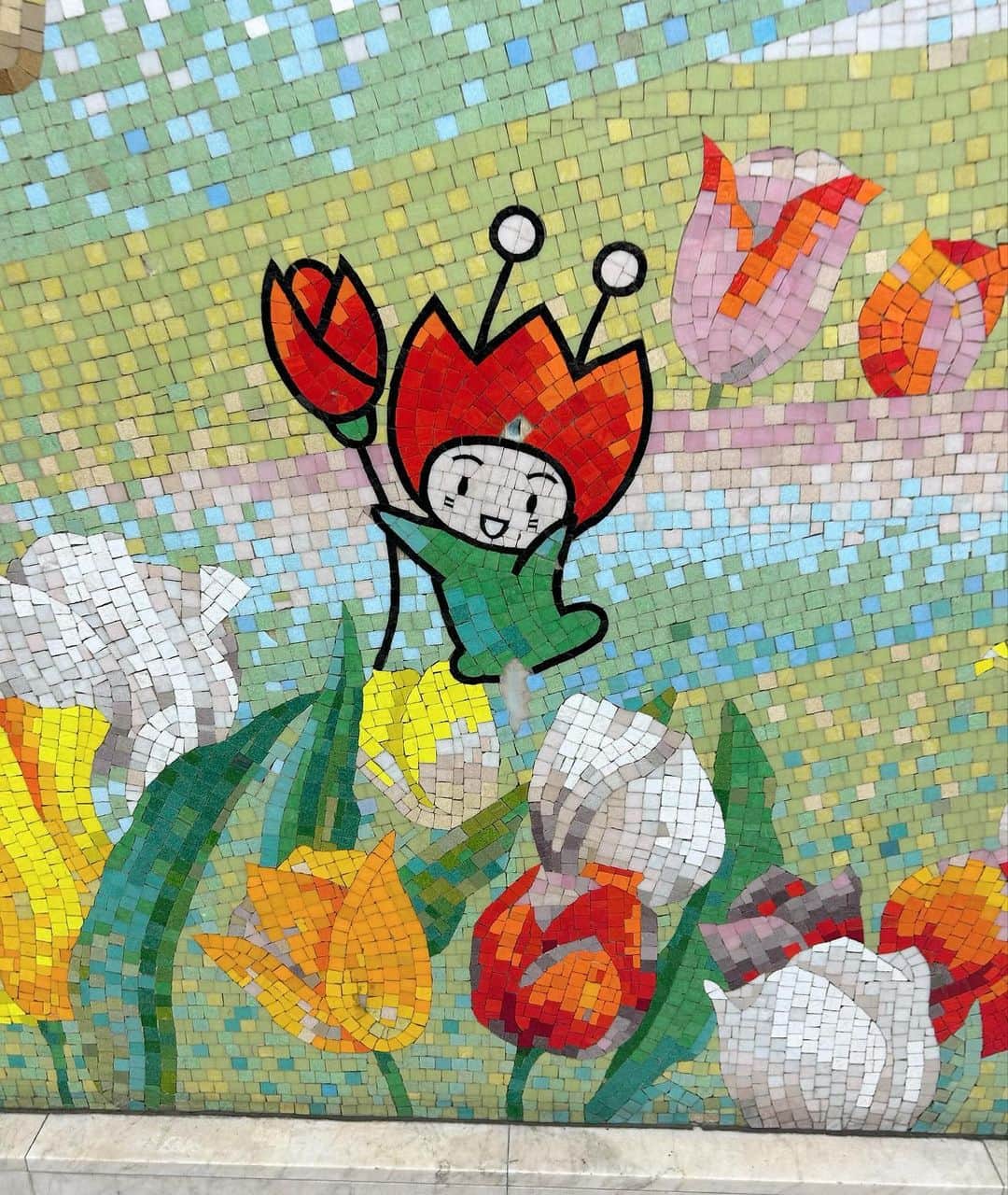 渡辺未詩（ミウ）のインスタグラム：「ぶっちゃけキミにむちゅ〜〜〜！！！🍉🌷 . ところでこのちゅーりっぷなに！(えきにいた)」
