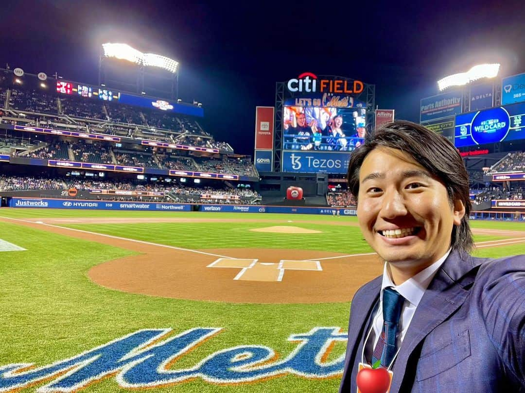 福田太郎のインスタグラム：「👼⚾️🍎 #エンゼルス vs. #メッツ 日曜朝、ABEMAで実況します☀️ ⠀ 大谷翔平選手のプレーが見られる その尊さを、皆さんと分かち合えたら とっても嬉しいです！！！ ⠀ 試合開始前には、 #千賀滉大 投手が所属している #ニューヨークメッツ の本拠地 #シティフィールド の魅力を 昨季撮った映像で、ご紹介します😊 ⠀ #ABEMAでMLB 8/27(日)あさ8時〜🎥 #LAA @ #ニューヨーク #NYM 解説 #福島良一 さん 実況 #福田太郎 #福福コンビ！ #大谷翔平 選手 どうかご無事で🙏 ⠀ #LGM は、Let's go Mets!の略🇺🇸 #citifield は、#MLBスタジアム 最後の中継をした、思い出の場所☺️」