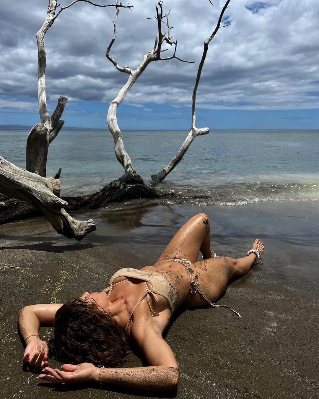 アナ・チエリのインスタグラム：「What would I pay to spend a day warm on the sand 🎶  Name that song 👇🏽」