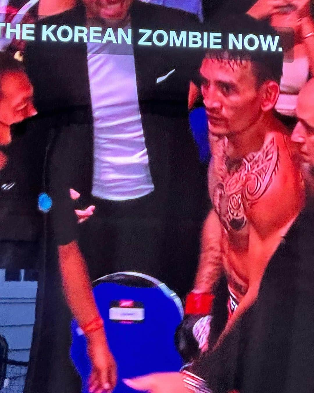 ロージー・オドネルのインスタグラム：「what a fight #maxHOLLOWAY #UFC」