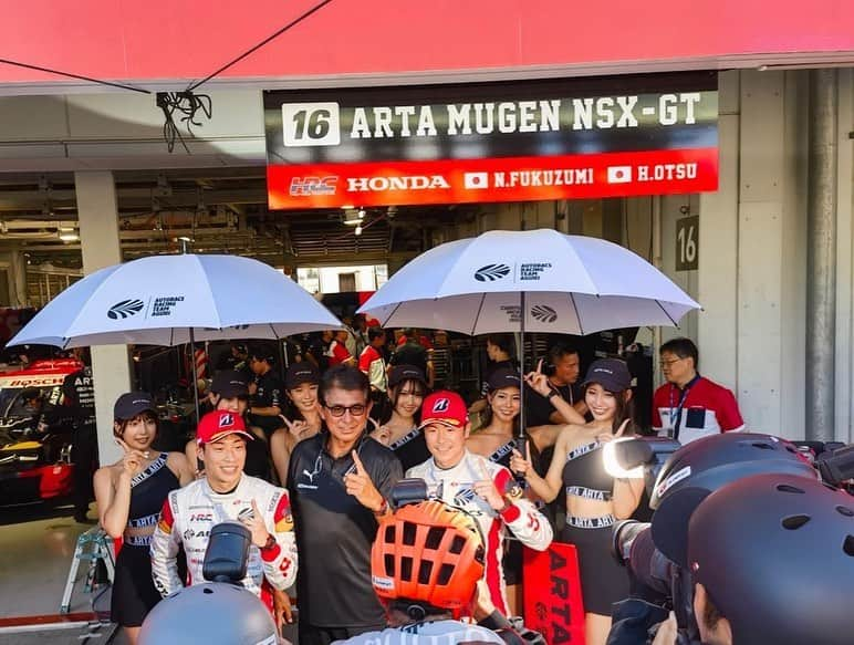 沢すみれのインスタグラム：「#SUPERGT Rd.5  SUZUKA GT 450km RACE🔔🦌   ARTAへの熱い応援をありがとうございました！  #16 ARTA MUGEN NSX-GT 今日鈴鹿を最速で駆け抜き、 念願のポールポジションを獲得いたしました❤️‍🔥  #8 も明日はP7スタートですが、 Q1はトップ通過、 Q2ではコースアウトがありながらも3番手タイムを出すほどの驚きの速さをみせてくれました🔥  ここまで仕上がっているマシンに、 明日の決勝レースへの期待が膨らみますね🔥  このままの勢いで更なる熱い応援をお願いいたします💨  決勝レース、ARTA MUGEN NSX-GTの1-2フィニッシュとなりますように🙏！！  #ARTA #MUGEN #ARTAMUGEN #AUTOBACS」