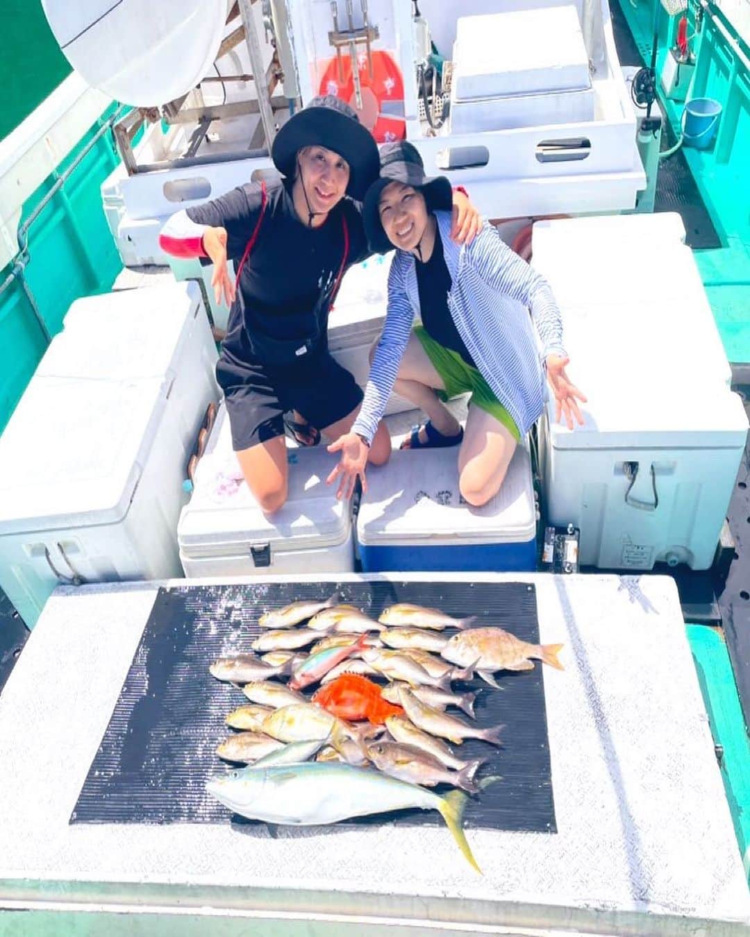 渡辺華奈さんのインスタグラム写真 - (渡辺華奈Instagram)「. 人生初海釣り🎣 楽しい〜！！！！ . . #夏休み #神津島 #柔道教室 #船釣 #吉栄丸 #柔道 #海 #mma #MMAfighter #筋肉女子」8月27日 0時28分 - kana_0821