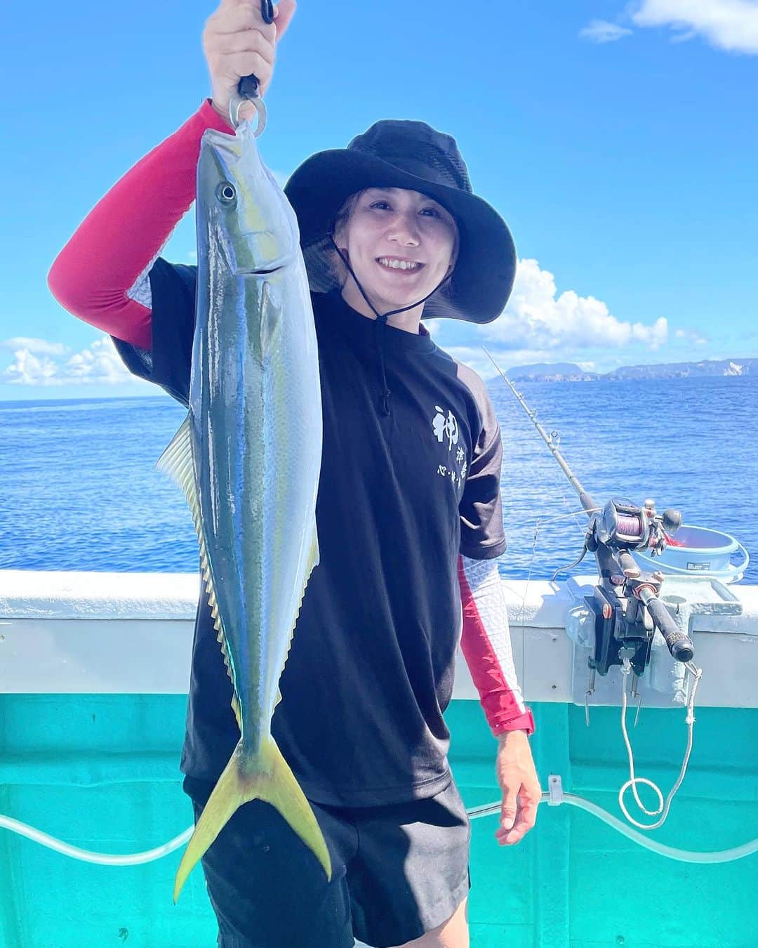 渡辺華奈さんのインスタグラム写真 - (渡辺華奈Instagram)「. 人生初海釣り🎣 楽しい〜！！！！ . . #夏休み #神津島 #柔道教室 #船釣 #吉栄丸 #柔道 #海 #mma #MMAfighter #筋肉女子」8月27日 0時28分 - kana_0821