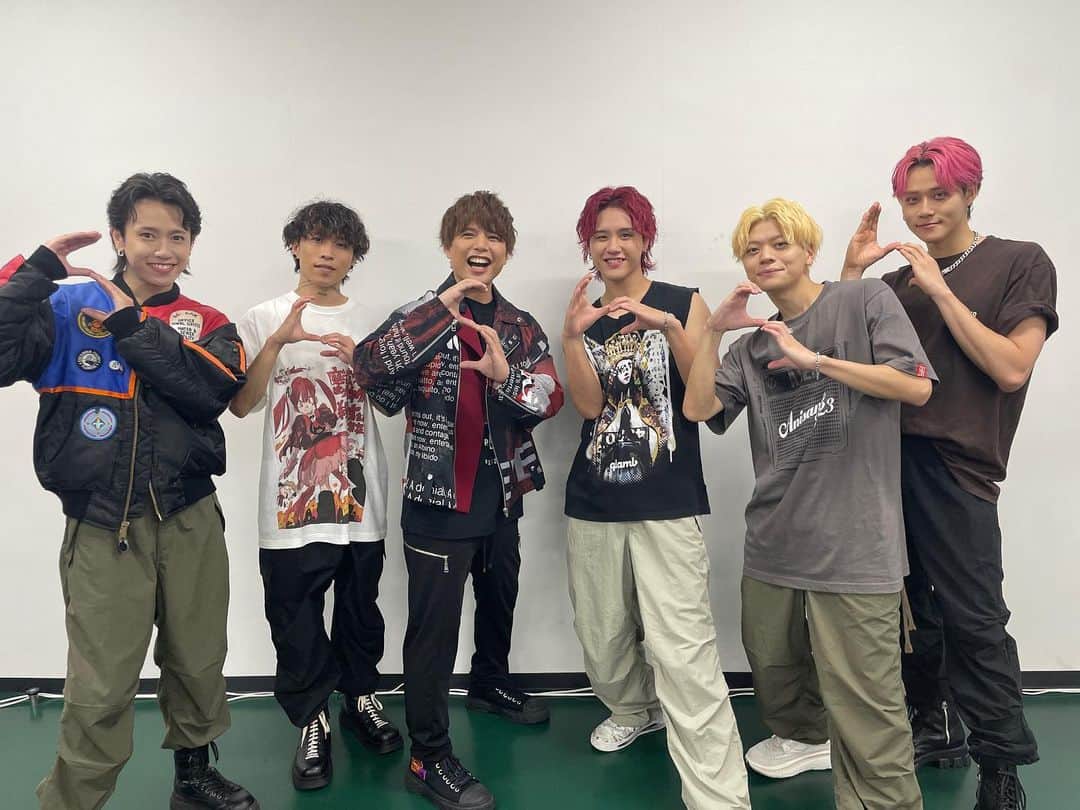 MADKIDのインスタグラム：「本日ステージでご一緒した Machicoさん 石原夏織さん グレート-O-カーンさん！  公演前にWINNERのカバーをさせて頂いた仲村宗悟さんと！  そしてアニサマ総合プロデューサーのさいとーPとお写真撮らせていただきました📷  この公演に関わってくださったすべての皆様、改めて有難うございました！  そしてたくさん力をくださった'アクセル’の皆様。心から感謝しています。ありがとうございました！！  #anisama」