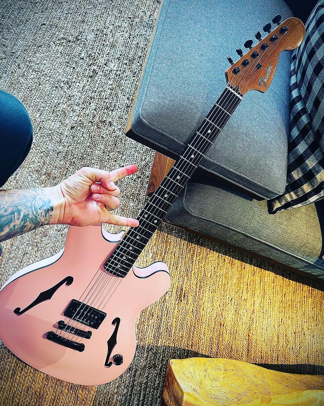 トム・デロングのインスタグラム：「#ISeeTheFuture @fender」