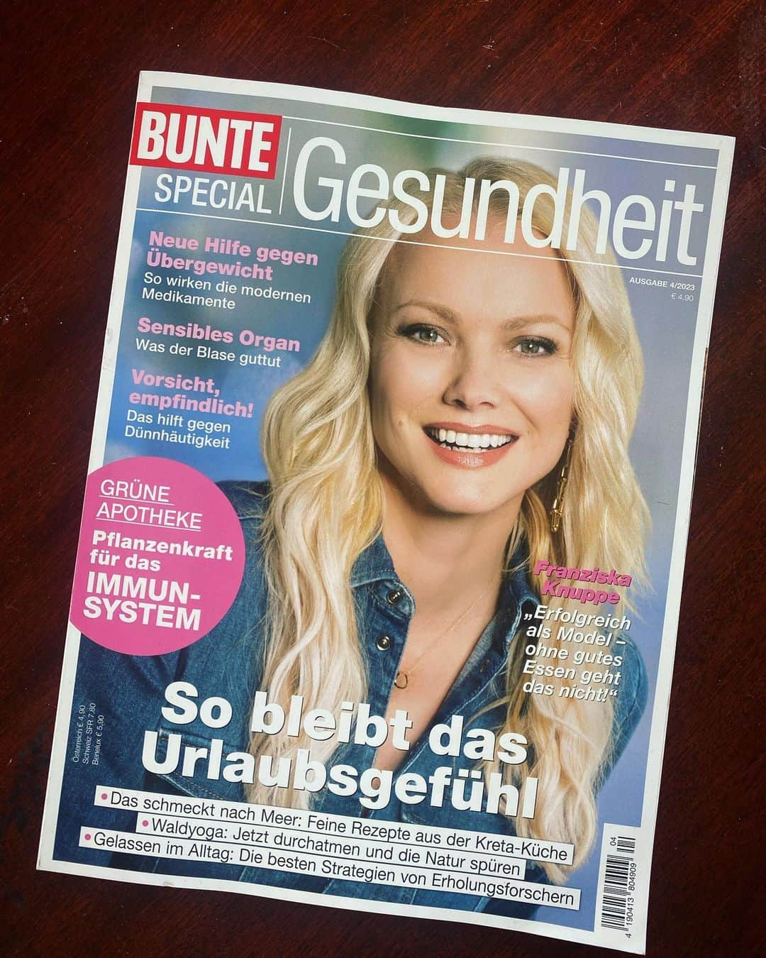 フランツィスカ・クヌッペのインスタグラム：「OUT NOW ♥️💥😘 @bunte_magazin Gesundheit  Titelthema mit einem Interview über mein Buch „Schlank ohne Umwege-Das Knuppe Prinzip“ …. wie man ohne Diät mit Genuss abnehmen kann und seine Figur hält. Viel Spaß beim lesen. 😘 #buntegenuss #schlankohneumwege #knuppeprinzip #genuss #lecker  #cover by @philipprathmer  #inside #pic by @thereallazhar  @bjvverlag」