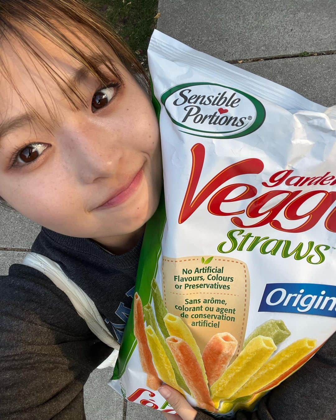 海老野心さんのインスタグラム写真 - (海老野心Instagram)「最近ハマってるお菓子ー！ カナダに来て唯一と言っていいほどヘルシーなーお菓子に出会いました🙂 サッポロポテト食べてる感覚になって嬉しいです🥦🥕」8月27日 0時38分 - heart_u29