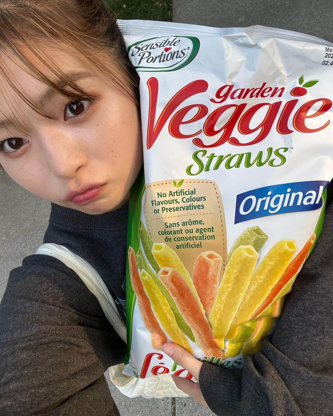 海老野心のインスタグラム：「最近ハマってるお菓子ー！ カナダに来て唯一と言っていいほどヘルシーなーお菓子に出会いました🙂 サッポロポテト食べてる感覚になって嬉しいです🥦🥕」