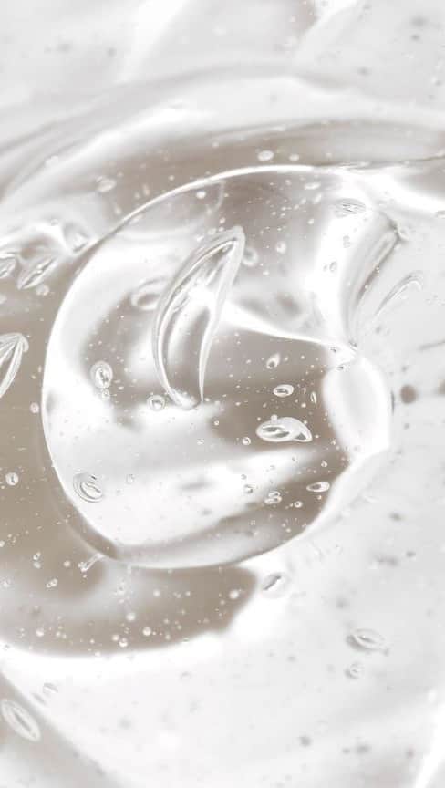 Dagi Beeのインスタグラム：「Werbung | Trockene Haut, fettige Haut, normale Haut .. aber welcher Cleanser ist eigentlich am besten für meinen Hauttyp geeignet? 🤷🏼‍♀️ Diese Frage beantworte ich dir und stelle dir die passenden Cleanser von @cerave_de vor. 🫧 Wenn du wissen möchtest, welchen Cleanser ich nutze, schaue gerne in meinem neusten Feedpost vorbei. 😏  #cerave #ceraveliebe #ceravedeutschland #skincare #ceravepartner #developedwithderms #ceraveskincare #cleanselikeaderm」