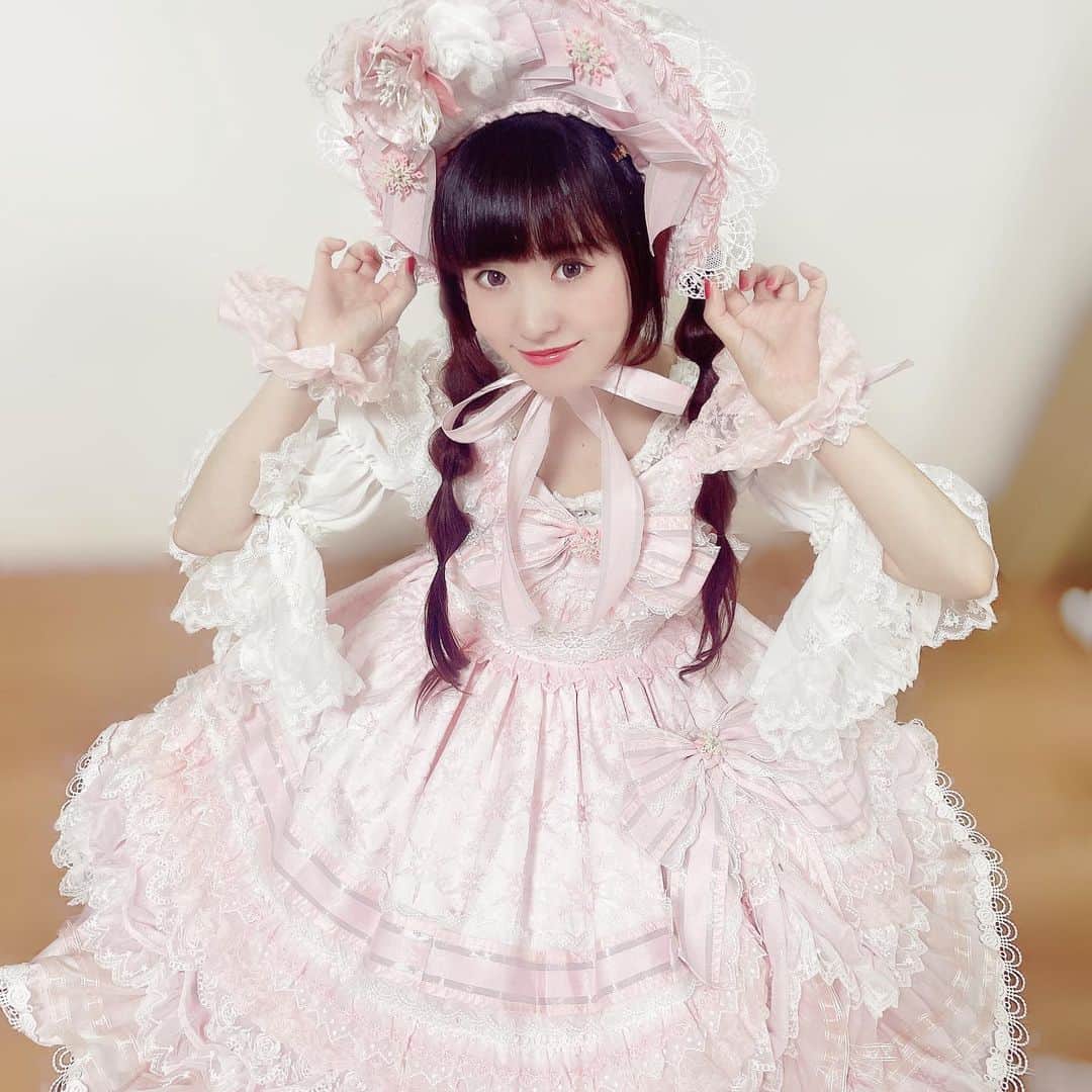 のインスタグラム：「  今月は中国ロリータブランドのエルプレスさんのお洋服を着させていただきました🩷  この度ミルハニがメジャーデビューしたので、美沙子ちゃんからお祝いで豪華なお洋服を選んでいただきました🌈✨  ありがとうございます🥺🥺🥺  これからも活動頑張っていきます🎀 みなさんも活動見守っててね︎💕︎  今月もラジオ聴いて下さりありがとうございました🥰  #ロリータの世界 #fmfuji #radiko #ラジオ #青木美沙子 #永井杏樹 #ロリータ #ロリータファッション #lolita #kawaii #lolitafashion  #姫ロリ」
