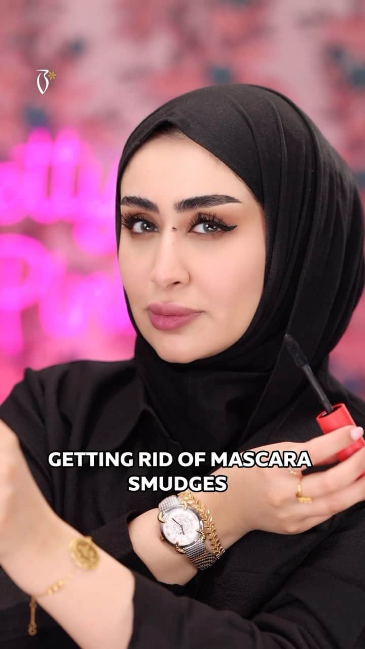 Makegirlzのインスタグラム：「طريقة سهلة بتساعدكم على إزالة لطخات الماسكارا المزعجة 😌  This is the secret for getting rid of mascara smudges throughout the day 😌  Talented @noura_almansorii 😍  بوتيكات #Boutiqaat #الكويت #السعودية #الامارات #عمان #البحرين #قطر #العراق#hack #makeuphack #makeup #contour #blusher」