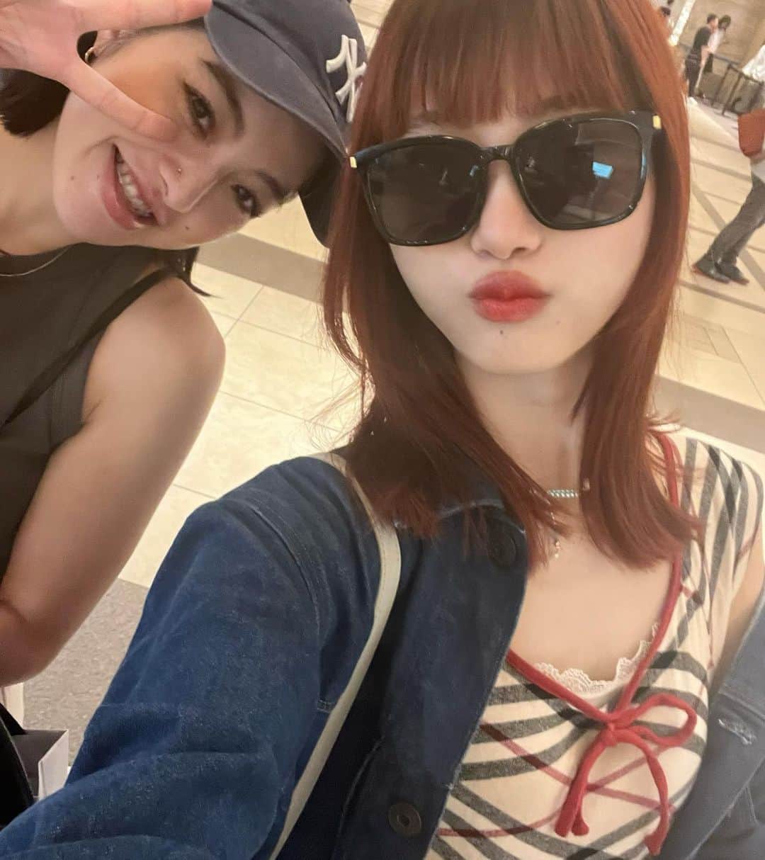 阿知波妃皇のインスタグラム：「😘👭🏼🧡⛅️✈️」