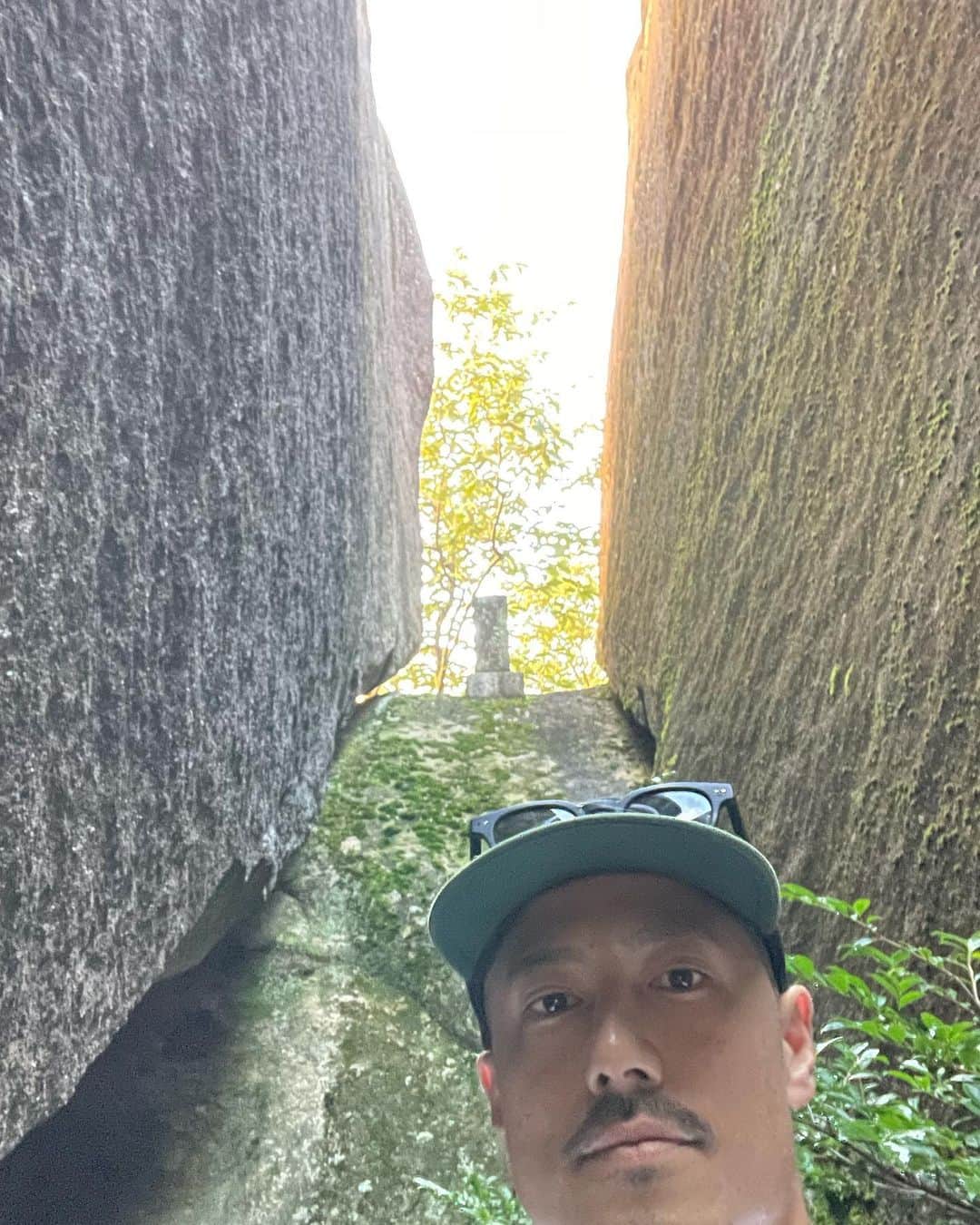 中村貴之さんのインスタグラム写真 - (中村貴之Instagram)「なんかよく分かんないけど巨石に興味あって岐阜県の中津川にある星ヶ見岩(ホシガミイワ)に行ってきました。 そこらじゅう謎の巨石ばかりで山頂の岩は北極星の向きに真っ二つに割れているという神秘すぎるパワースポット。 まじでデカくてやばいっす。笑  さすがに夕方6時に1人で行くのは怖かったなー笑。このホシガミイワを地元の人に話しても誰も知らないっていうのもまた謎！笑  そんな奴いるんか知らんけど巨石好きな方是非行ってみてください。笑  #巨石好きと繋がりたい  #ストーンヘッジ #巨石群 #巨石 #岐阜県中津川市 #パワースポット  #北極星」8月27日 0時54分 - taka_brew