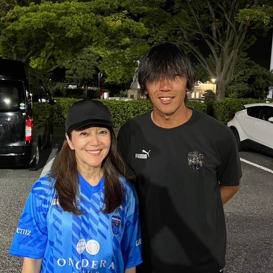 岩崎宏美さんのインスタグラム写真 - (岩崎宏美Instagram)「初めてのサッカー観戦⚽️ こんなに気持ちのいい試合があっていいのだろうか❗️と思うほど、 当たり前だけれど、選手もサポーターも、実にプロフェッショナル。私にとっての親衛隊そのものみたいで。いやぁー凄かった‼️ お隣にいた、見知らぬ少年もコメントがプロっぽいし、観て聴いて全てが勉強になりました。 息子が仕事している姿も見られたし、彼の社属する横浜FC、今夜は4ー1で勝利いたしました。  そしてなんと帰りに、中村俊輔さんと写真を撮っていただき上機嫌な母なのでした。 お世話になってる皆様、本当にありがとうございます。 母、宏美 #横浜fc #横浜fマリノス  #中村俊輔  #岩崎宏美 #長男  #次男」8月27日 0時53分 - hiromiiwasaki_official