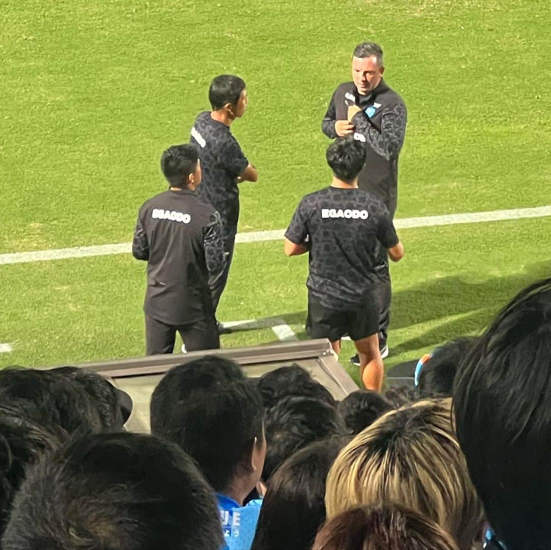 岩崎宏美さんのインスタグラム写真 - (岩崎宏美Instagram)「初めてのサッカー観戦⚽️ こんなに気持ちのいい試合があっていいのだろうか❗️と思うほど、 当たり前だけれど、選手もサポーターも、実にプロフェッショナル。私にとっての親衛隊そのものみたいで。いやぁー凄かった‼️ お隣にいた、見知らぬ少年もコメントがプロっぽいし、観て聴いて全てが勉強になりました。 息子が仕事している姿も見られたし、彼の社属する横浜FC、今夜は4ー1で勝利いたしました。  そしてなんと帰りに、中村俊輔さんと写真を撮っていただき上機嫌な母なのでした。 お世話になってる皆様、本当にありがとうございます。 母、宏美 #横浜fc #横浜fマリノス  #中村俊輔  #岩崎宏美 #長男  #次男」8月27日 0時53分 - hiromiiwasaki_official