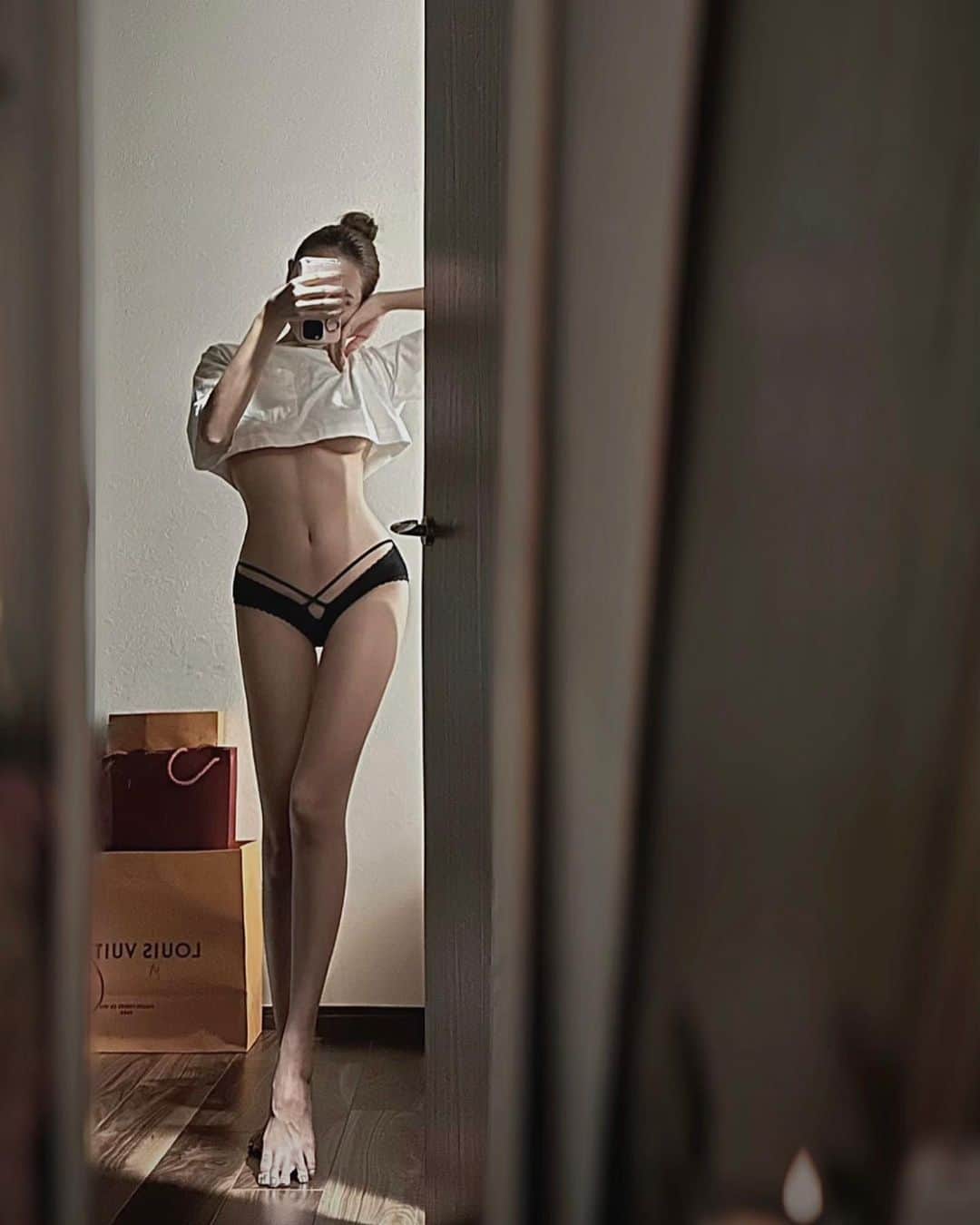 山下舞のインスタグラム：「待受にするってDMいっぱい🩵 ⁡ ダイエットとかやる気になれる写真だったみたいで それならと私も載せてよかったと嬉しくて🩵 ⁡ お産で一度崩れたけど少しずつ立て直し中👷🏻‍♀️🧰 何でも続ける事が大事！諦めないよ！ ⁡ 女性陣から何でそんなに痩せたか？聞かれたけど 体調崩してしまって一週間お雑炊と水しか口にしてない(ほぼ水) 良くない痩せ方になるかも知れないあまり真似しないでね🥹💦 ⁡ ⁡ ⁡ #スタイル#骨格診断#骨格ストレート#骨格ナチュラル#骨格ウェーブ #筋トレ#筋トレ女子#トレーニング#ダイエット#痩せる方法#細身 #韓国スタイル#グラマラス#筋肉トレーニング#産後ダイエット #産後ママ#産後骨盤矯正#ダイエット生活#くびれ女子#脚線美」