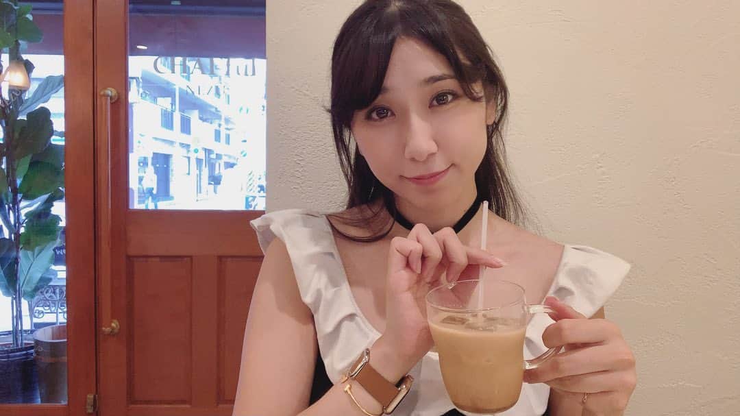 小見川千明のインスタグラム：「マサラチャイ♡𖠚ᐝ ⁡ 3歩進んだらお茶をしたくなります。 ⁡ 二言目には「お茶しない？」が出てきます。 ⁡ 美術館にいた時間よりお茶をしていた時間のほうが長いかもしれません。笑 ⁡ この日は結果3件をハシゴしましたʕ•̫͡•ʕ ⁡  *⋆꒰ঌ┈┈┈┈┈┈┈┈┈໒꒱⋆*  #写真 #photo  #filmcamera #natural  #smile  #filmphotography #film #フィルムカメラ #anime  #manga #comic #model  #voiceactor #voiceactress #配音演员 #声優 #Japan #kawaii #kawaiigirl #model  #小見川千明  #小千姬 #귀여워 #셀스타그램 #셀카 #여행  #カフェ巡り #チャイ  #カフェ   *⋆꒰ঌ┈┈┈┈┈┈┈┈┈໒꒱⋆*」